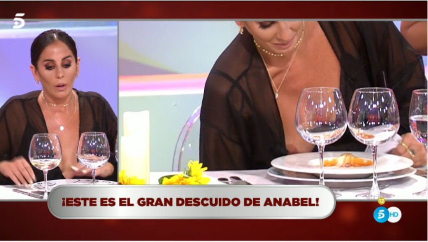 Anabel Pantoja enseña un pecho en 'La última cena'.