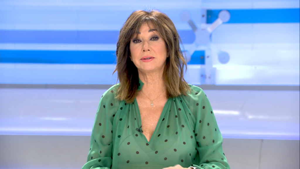 Ana Rosa Quintana presentando su programa en Telecinco.