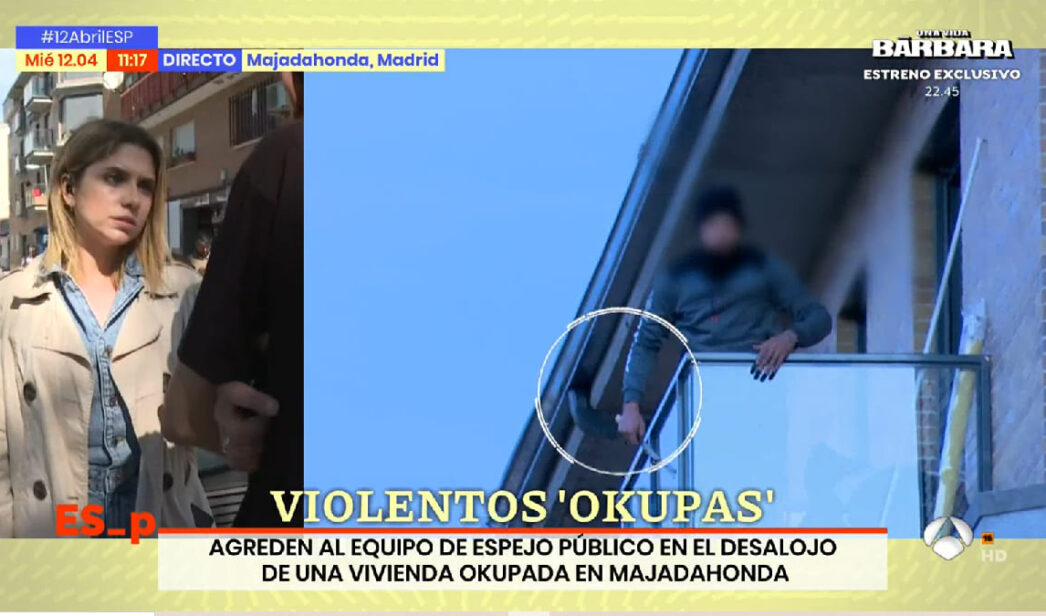 La reportera agredida habla con un okupa en 'Espejo Público'.