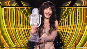 Loreen con el micrófono de cristal tras ganar Eurovisión.