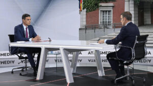 Pedro Sánchez y Alberto Núñez Feijóo en el debate de Atresmedia