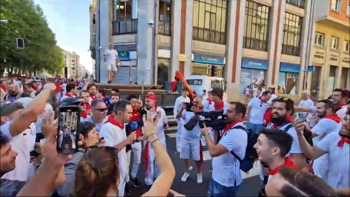 Una multitud increpa a un reportero de TVE.