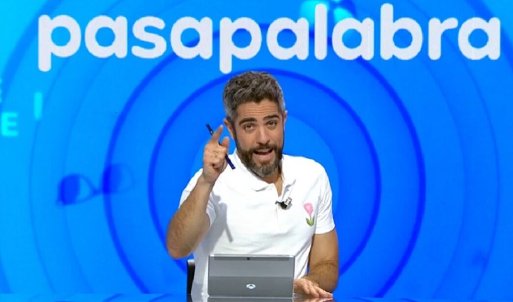 Roberto Leal penaliza a un concursante de 'Pasapalabra'.