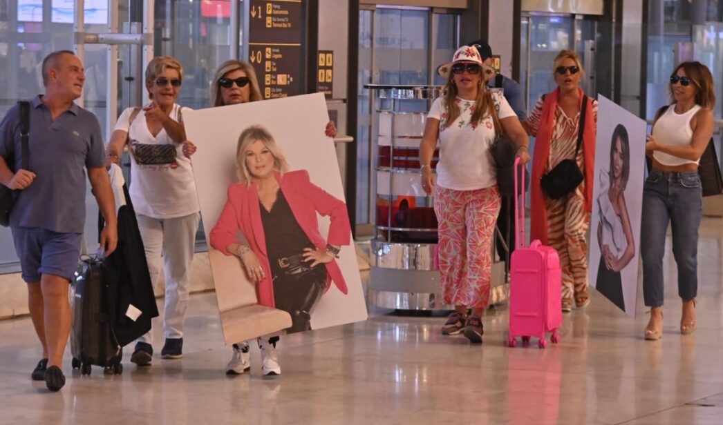 Los colaboradores de 'Sálvame' en el aeropuerto de Madrid.
