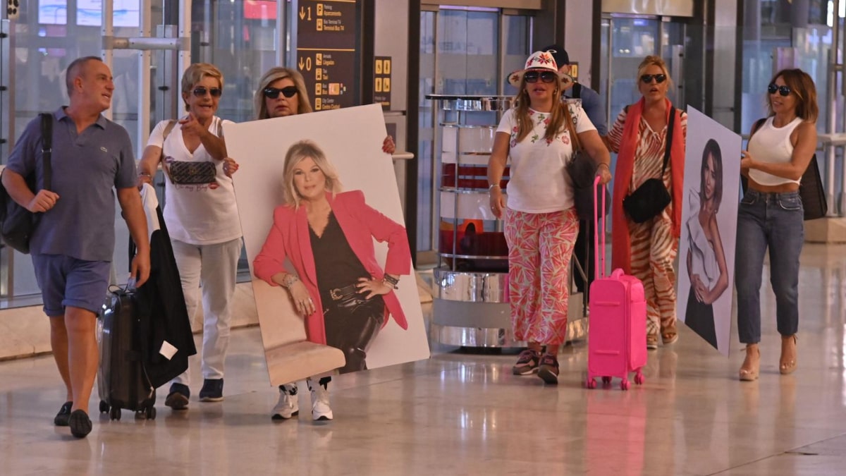 Los colaboradores de 'Sálvame' en el aeropuerto de Madrid.