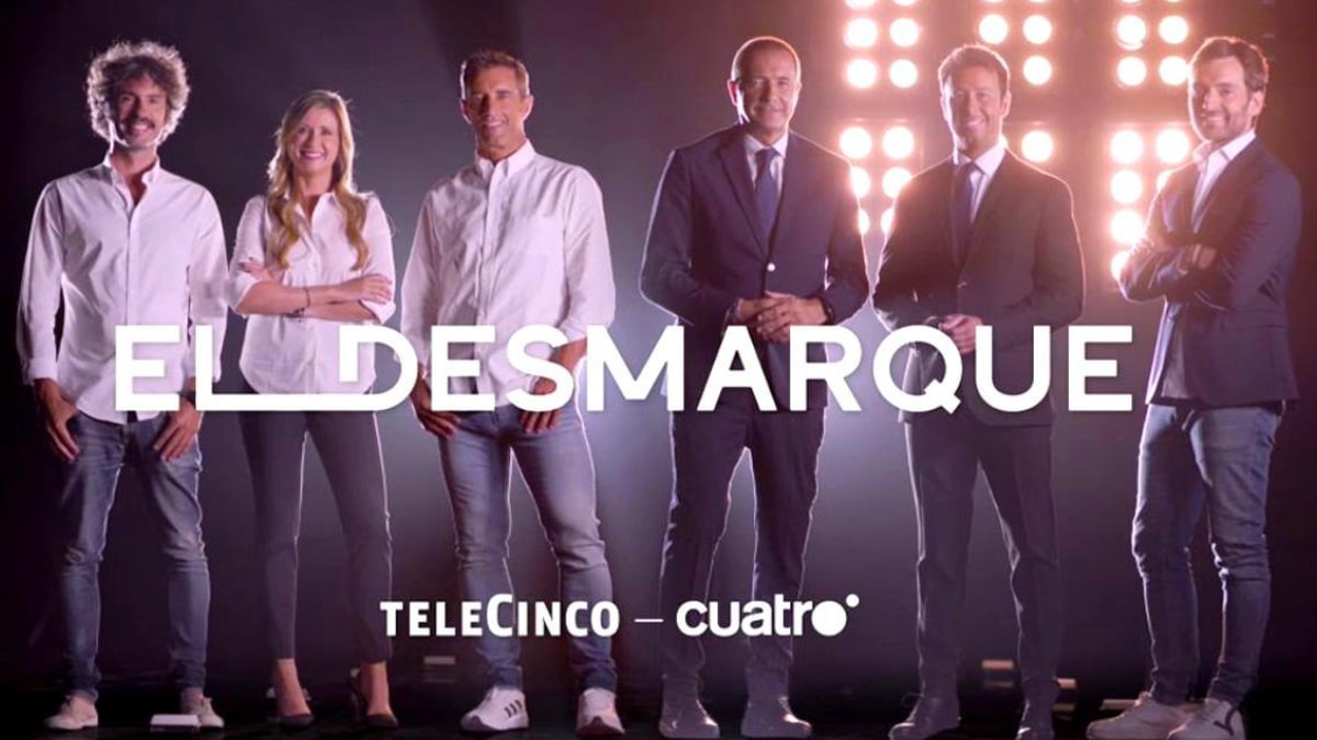 Manu Carreño junto a todo el equipo de 'El desmarque'.