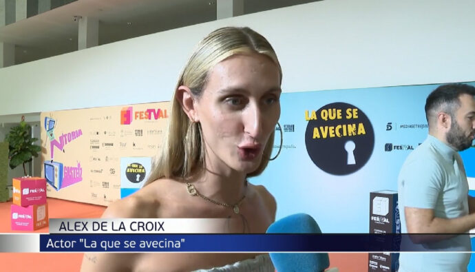 El rótulo tránsfobo de 'Informativos Telecinco' sobre Alex de la Croix.