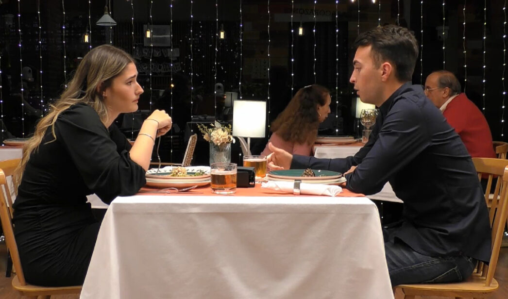 Vanesa y Sergio cenan en 'First Dates'.