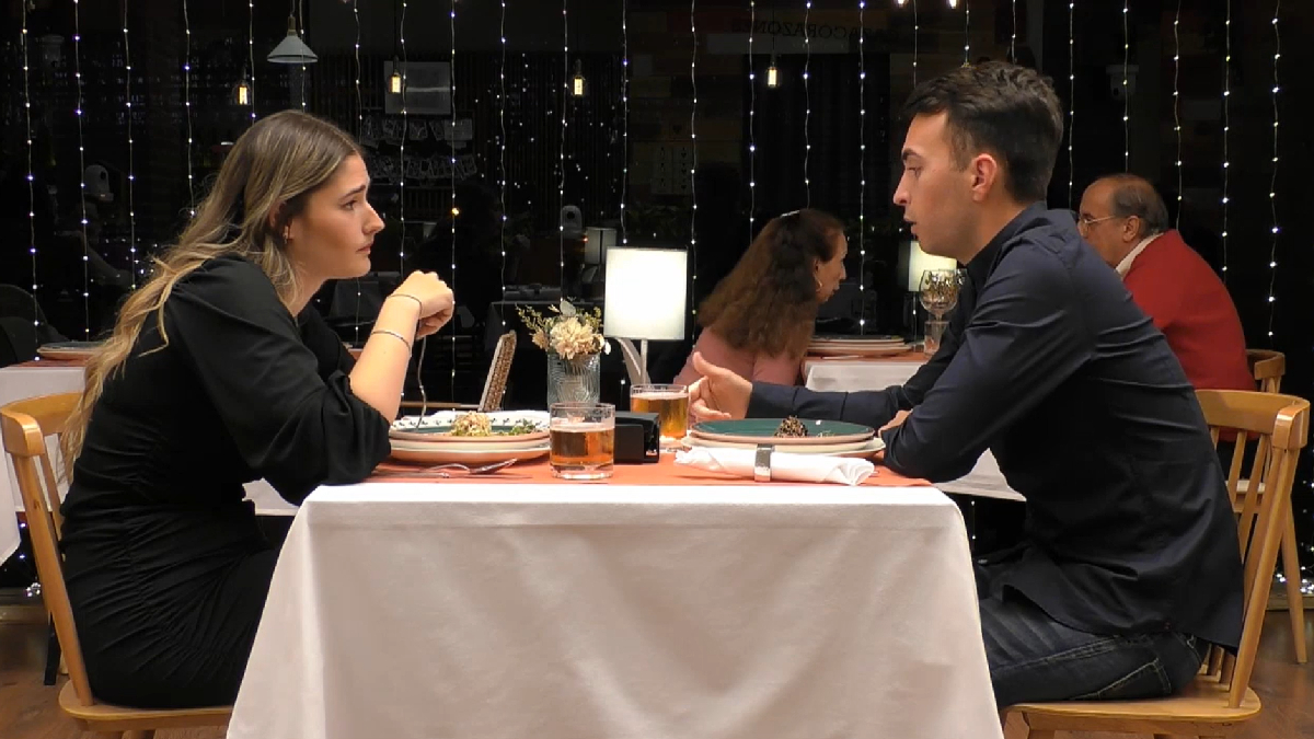 Vanesa y Sergio cenan en 'First Dates'.