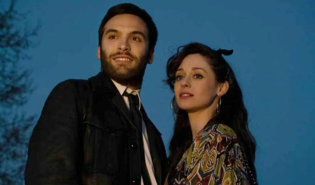 Ricardo Gómez y Elena Rivera (Carlos y Karina) en 'Cuéntame'.