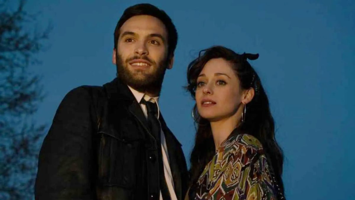 Ricardo Gómez y Elena Rivera (Carlos y Karina) en 'Cuéntame'.