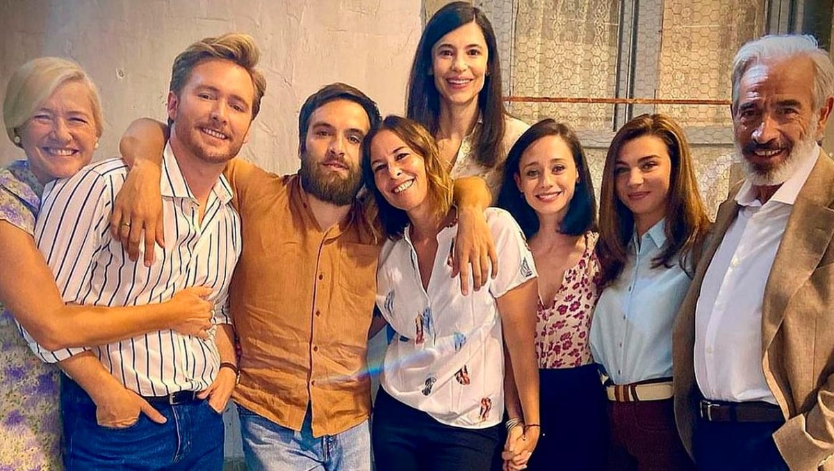 Imagen del reencuentro de Ricardo Gómez y Elena Rivera con el reparto de 'Cuéntame'.