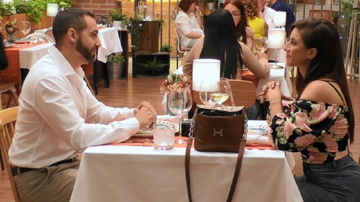 Una participante de 'First Dates' destapa lo que les hacen antes de escogerles para grabar