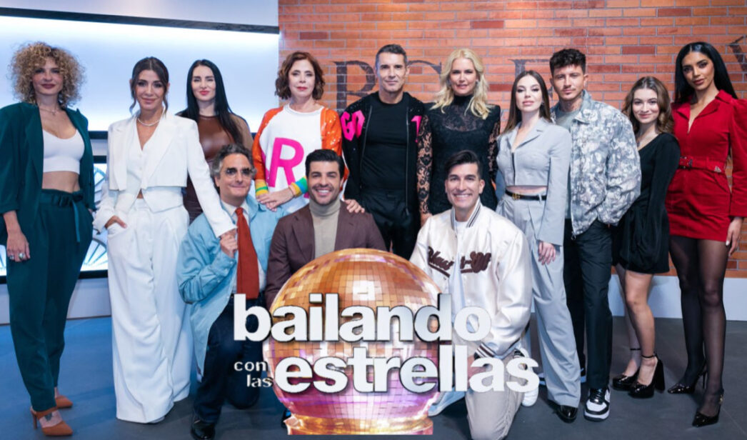 Concursantes, jurado y presentadores de 'Bailando con las estrellas'.