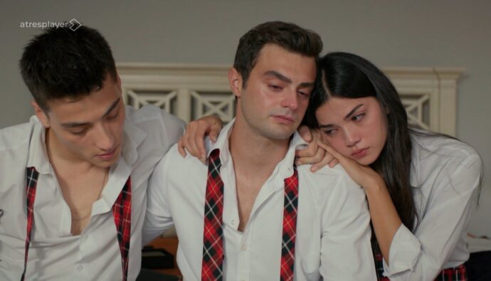 Sarp, Ömer y Yasmin en 'Hermanos'.