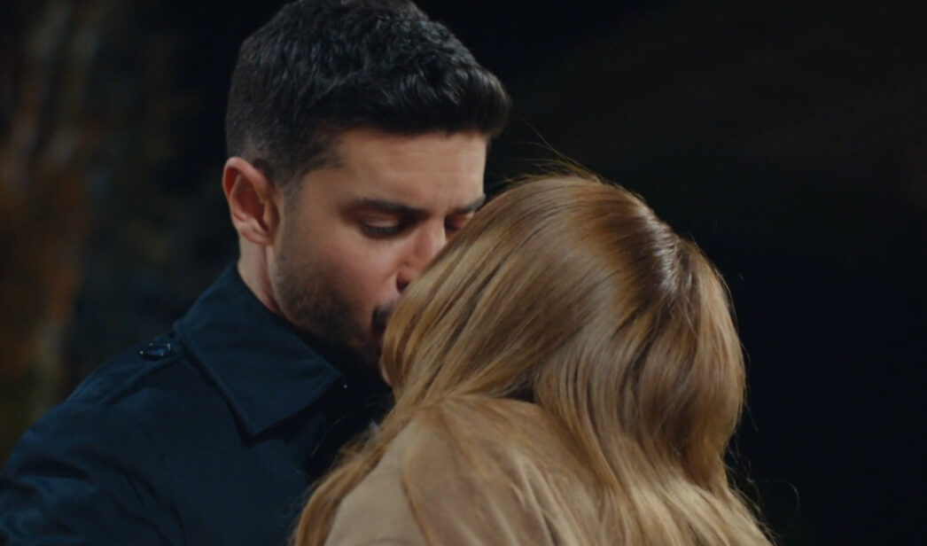 Cansu le roba un beso a Çagatay en 'Pecado original'.