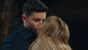 Cansu le roba un beso a Çagatay en 'Pecado original'.