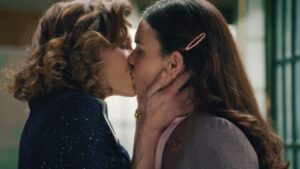 Marta y Fina se besan en 'Sueños de libertad'.