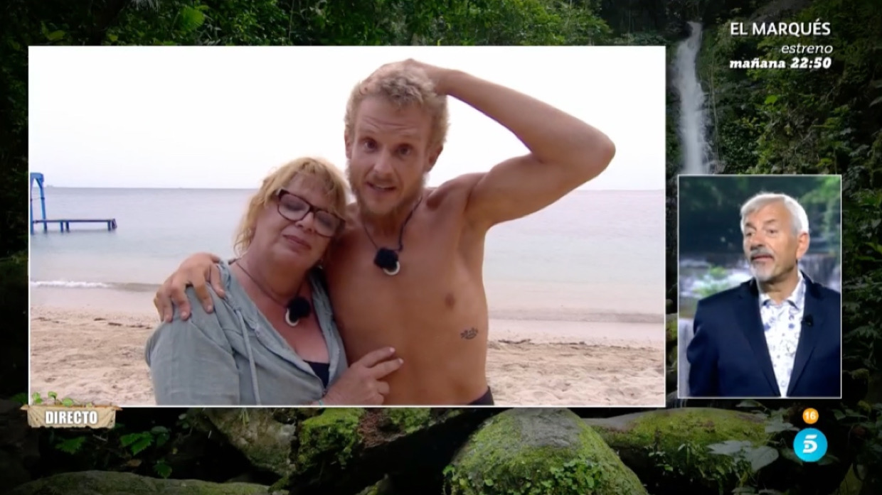 Arkano junto a su madre en 'Supervivientes'.