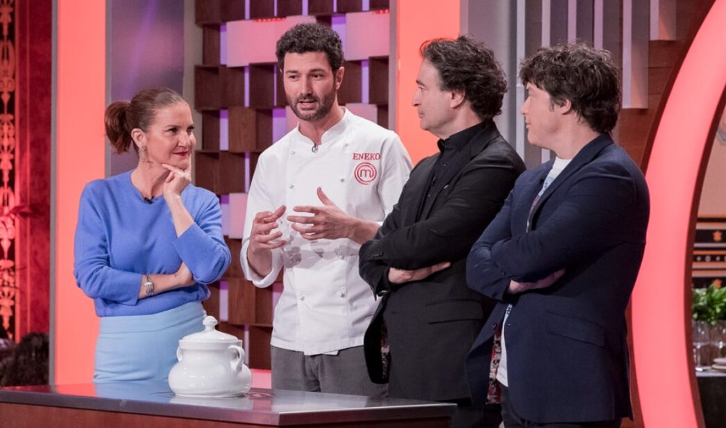 Eneko, ganador de la undécima edición y el jurado de 'MasterChef '.