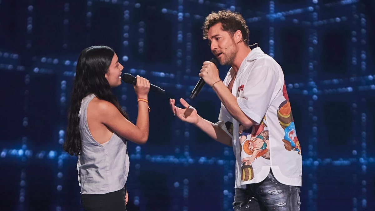 David Bisbal cantando con una concursante en 'La Voz Kids'.