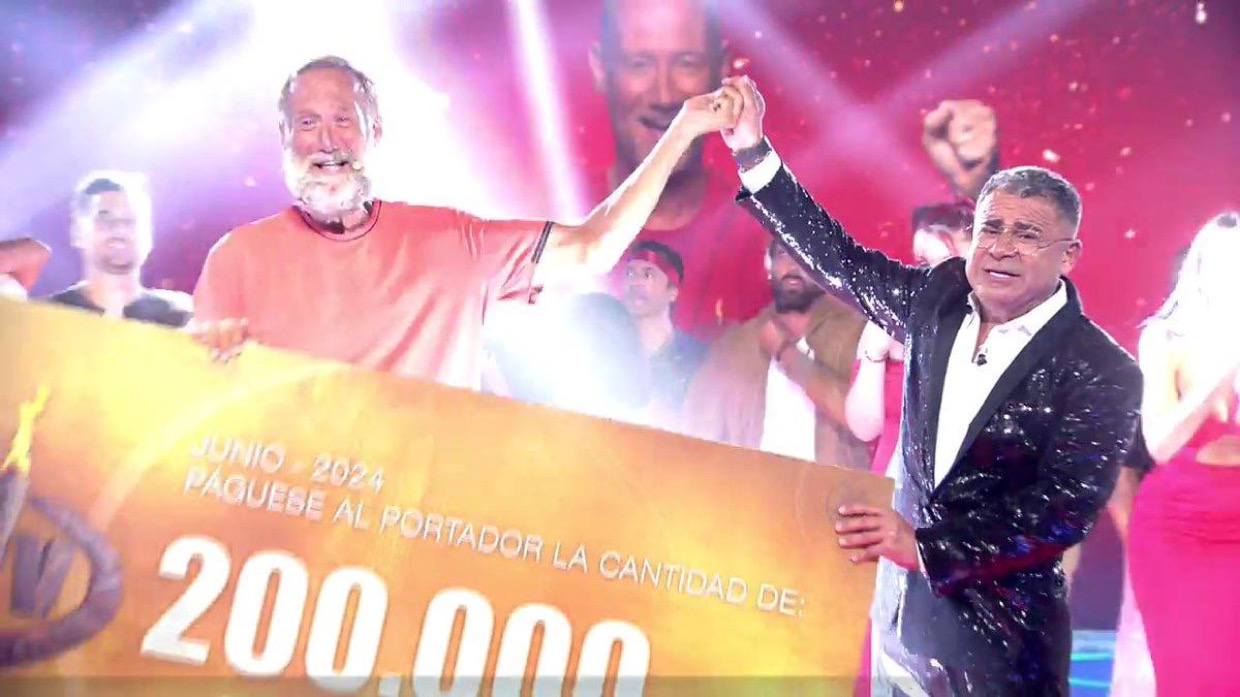 Pedro García Aguado portando el cheque ganador de 'Supervivientes 2024'.