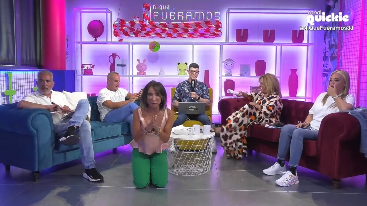 María Patiño junto a los colaboradores en 'Ni que fuéramos'.