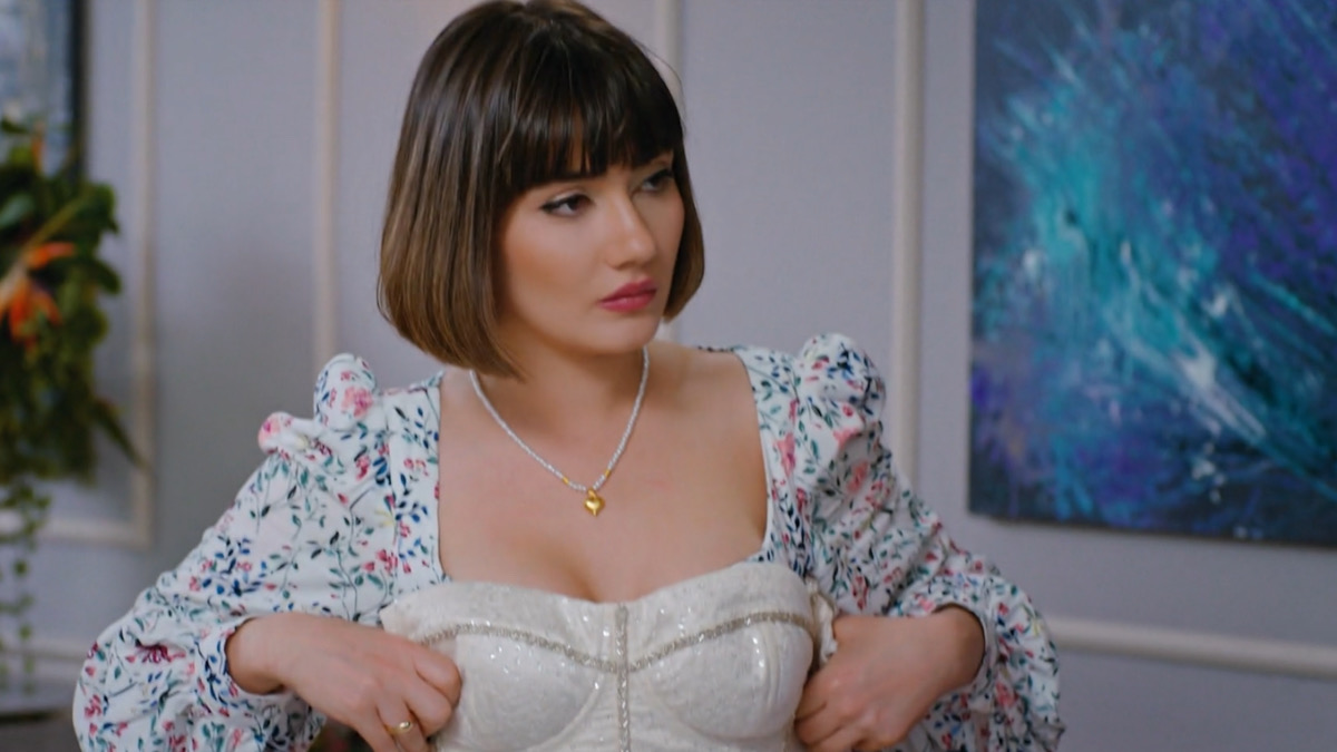 Zeynep se prueba su vestido de novia en 'Pecado original'