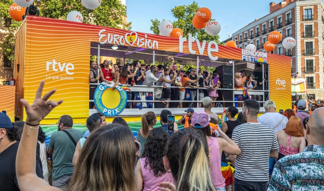 Carroza de RTVE en el Orgullo de 2023.