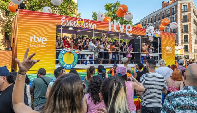 Carroza de RTVE en el Orgullo de 2023.