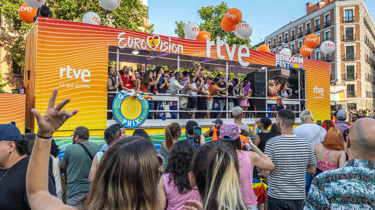 Carroza de RTVE en el Orgullo de 2023.