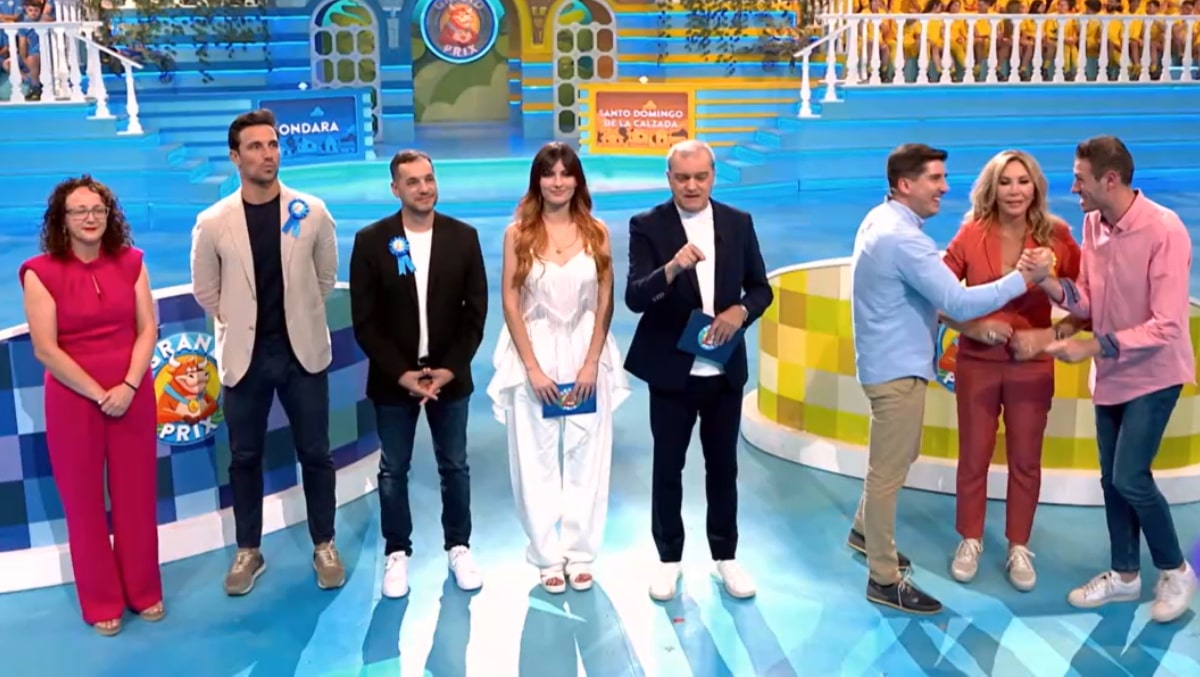 Ramón García, Cristinini, Jaime Astrain, Norma Duval y los alcaldes en 'El Grand Prix'.