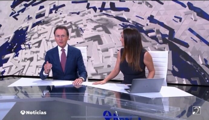 El desliz de Matías Prats al despedir ‘Antena 3 Noticias’ que tiene que corregir Mónica Carrillo