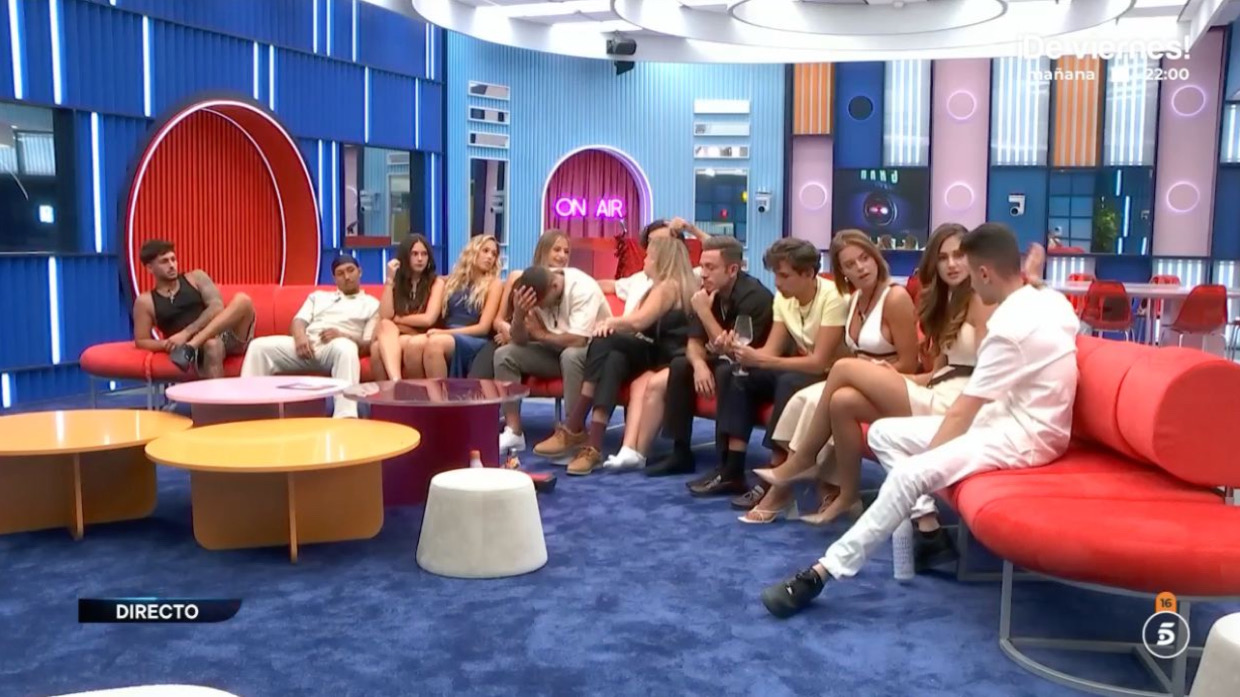 Los concursantes de 'Gran Hermano' en el salón de la casa