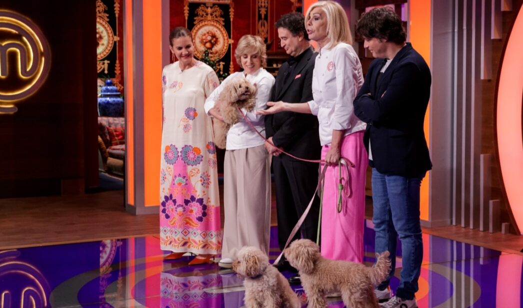 Anabel Alonso, Bibiana Fernández, el jurado junto a perros en 'MasterChef Celebrity'.