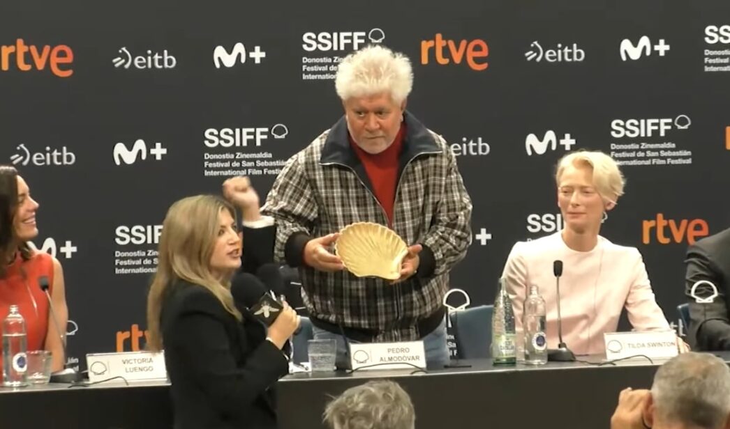 Paula Púa junto a Pedro Almodóvar en el Festival de San Sebastián