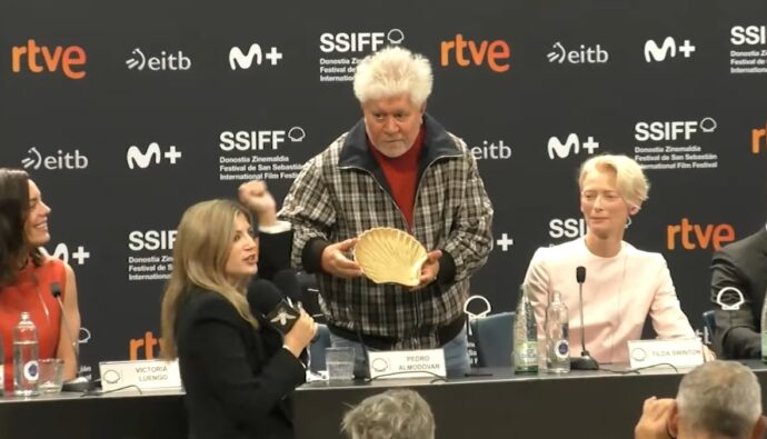 Paula Púa junto a Pedro Almodóvar en el Festival de San Sebastián