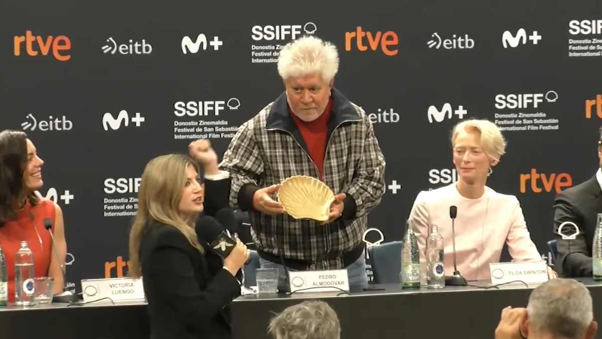 Paula Púa junto a Pedro Almodóvar en el Festival de San Sebastián