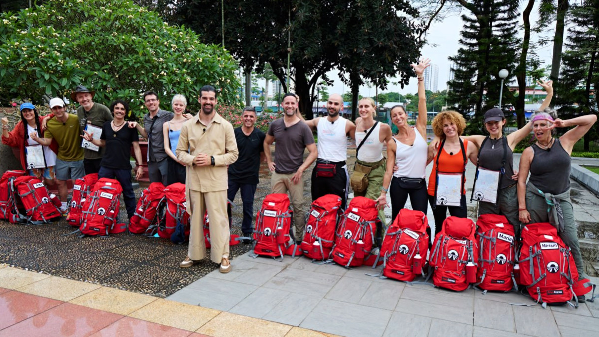 Miguel Ángel Muñoz junto a los concursantes de 'Pekín Express'