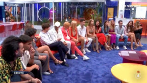 Concursantes en el salón de la casa de 'Gran Hermano'