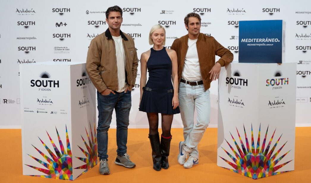 Maxi Iglesias, Martiño Rivas y Karina Kolokolchykova.