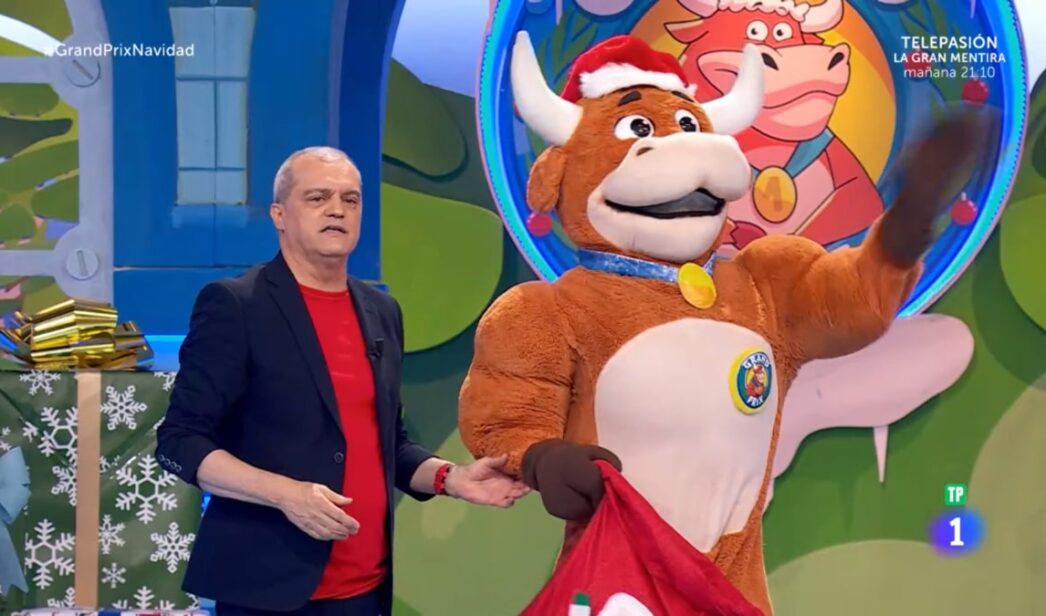 Ramón García y la vaquilla en 'El Grand Prix de Navidad'.