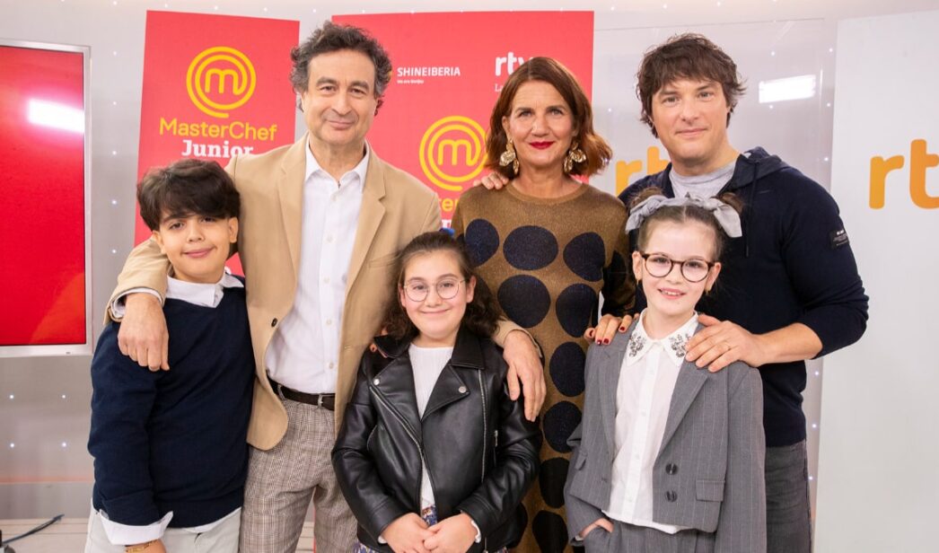 Pepe, Samantha y Jordi con algunos concursantes de 'MasterChef Junior'.