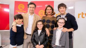 Pepe, Samantha y Jordi con algunos concursantes de 'MasterChef Junior'.