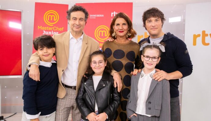 Pepe, Samantha y Jordi con algunos concursantes de 'MasterChef Junior'.