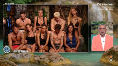 Jorge Javier junto a los concursantes de Playa Furia en 'Supervivientes'