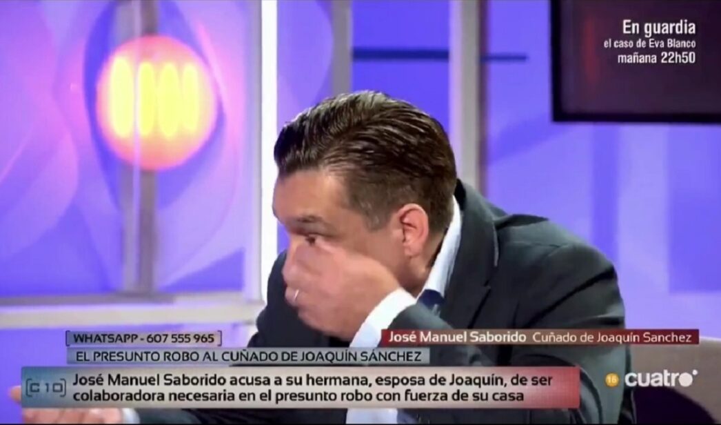 José Saborido se 'quita' los ojos en directo en 'Código 10'.