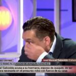 José Saborido se 'quita' los ojos en directo en 'Código 10'.