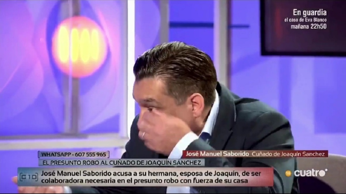 José Saborido se 'quita' los ojos en directo en 'Código 10'.