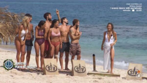 Laura Madrueño junto a algunos de los concursantes de 'Supervivientes'